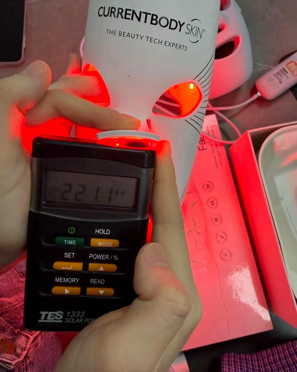 Light meter reading at 0cm on the CurrentBody Skin MK90H LED mask