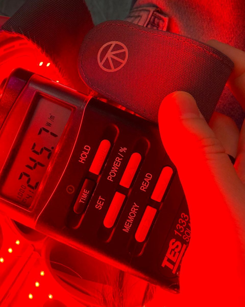 Light meter reading at 0cm on the Therabody TheraFace LED mask